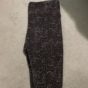Leopard workout capris